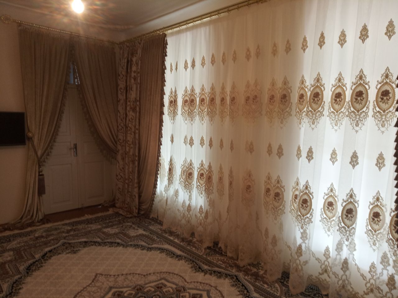 Tayyor pardalar sotiladi, karnizi bilan
