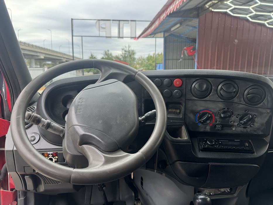 Iveco 7 locuri basculabil 3 parti hidraulic pe cutie cu clima