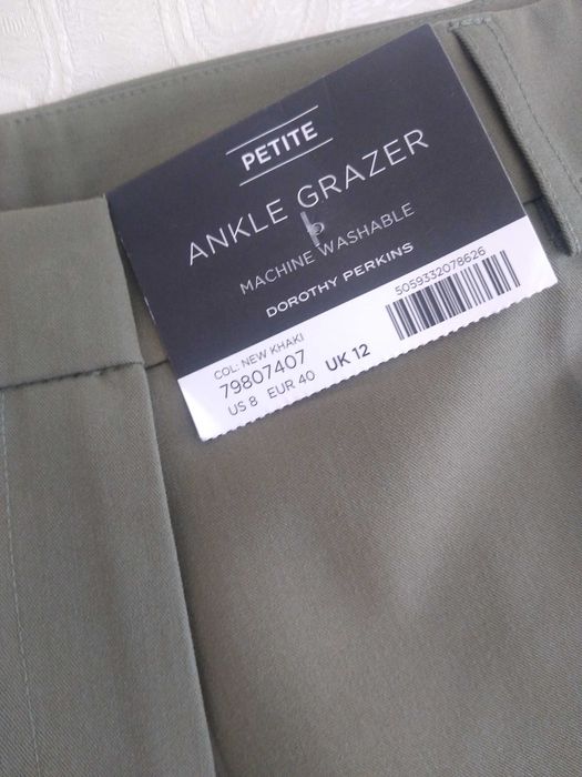 Pantalon chic dame, pe verde kaki, de la Ankle Grazer