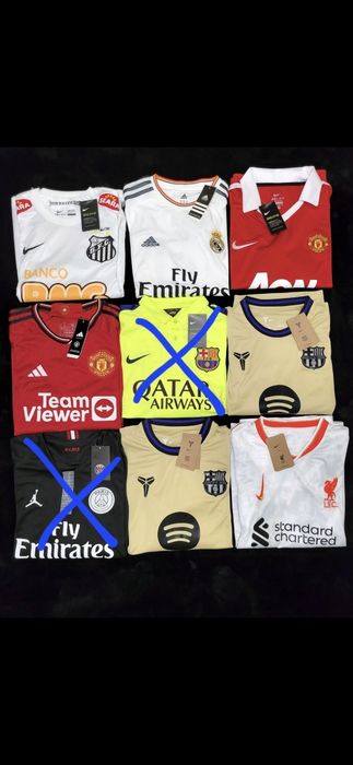Diverse tricouri retro și actuale de fotbal cu jucatori