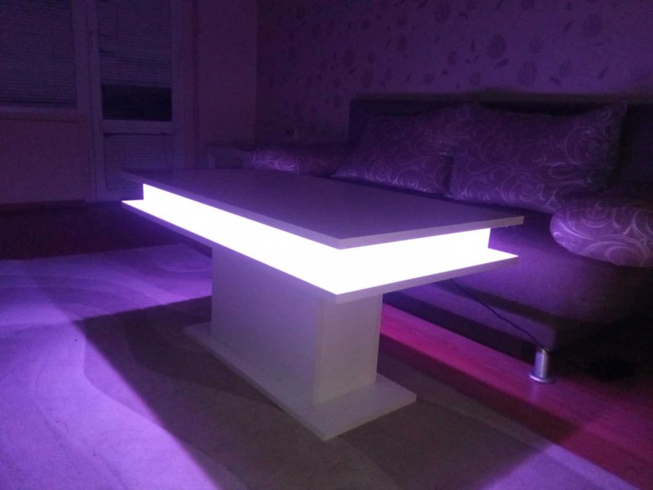 Холна маса Аурора с включено RGB LED осветление и дистанционно.