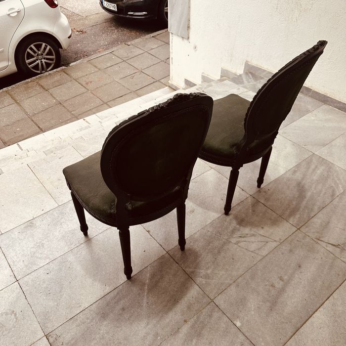 Уникални столове в стил Louis XVI с артистична тапицерия