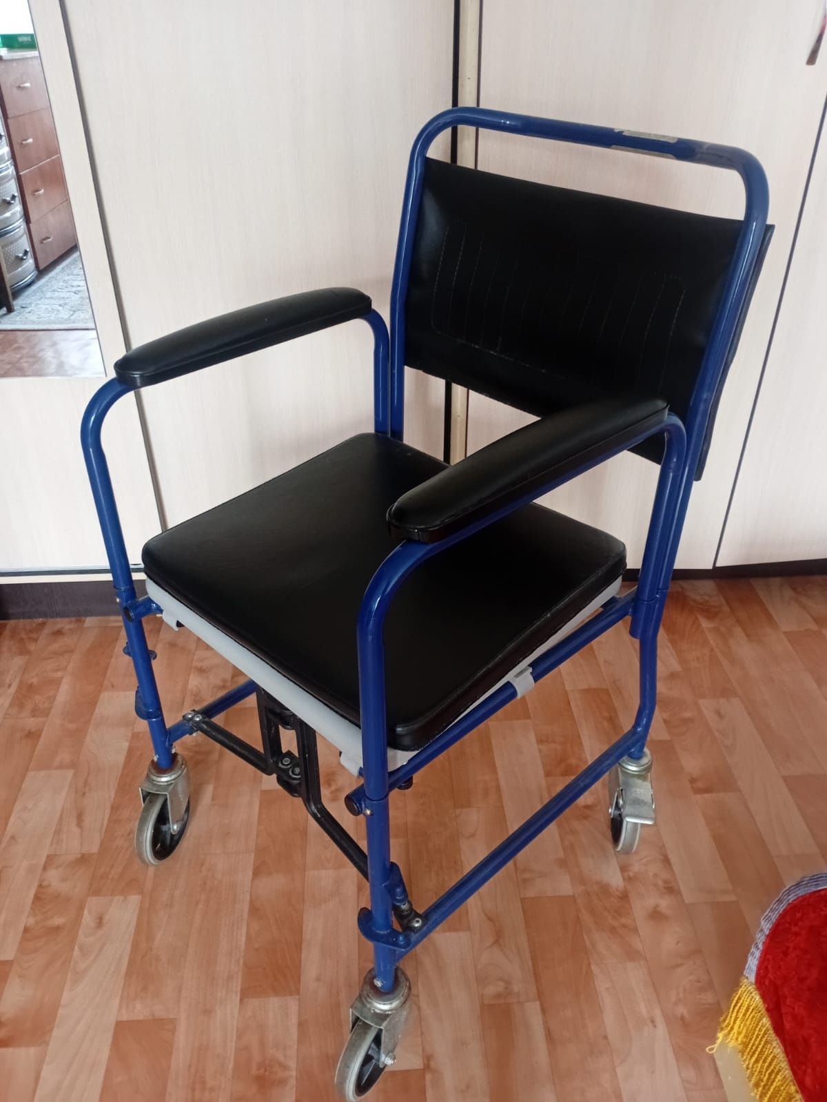 Продам инвалидную коляску