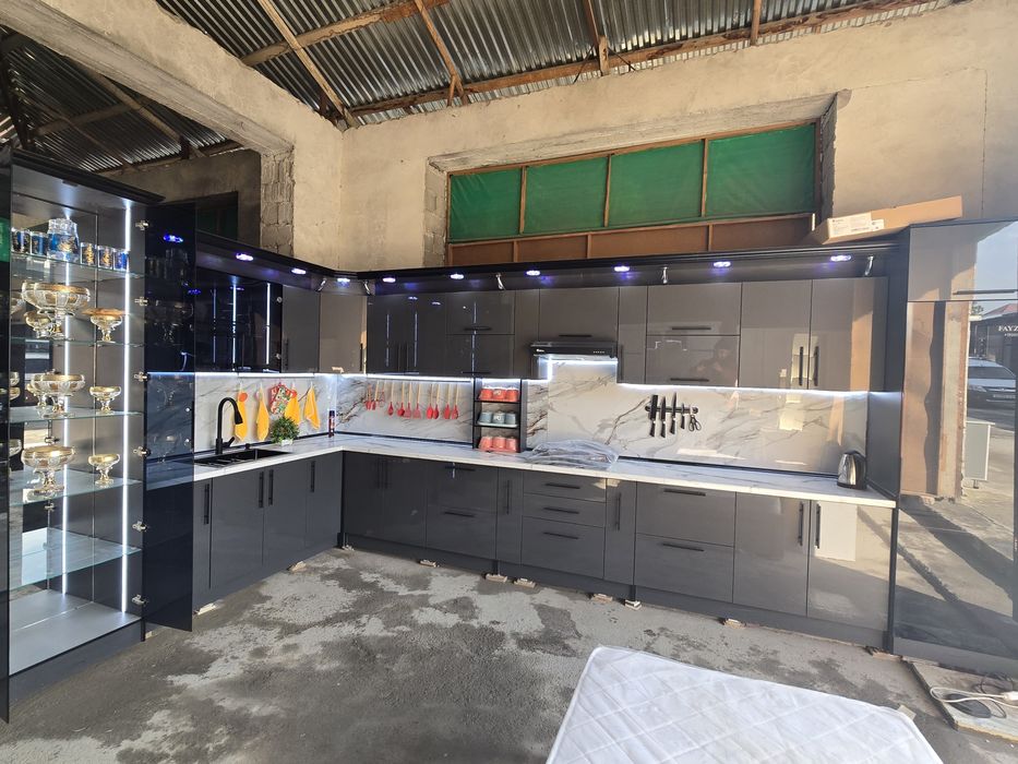 Кухня мебел  5×3 высота 2.40м