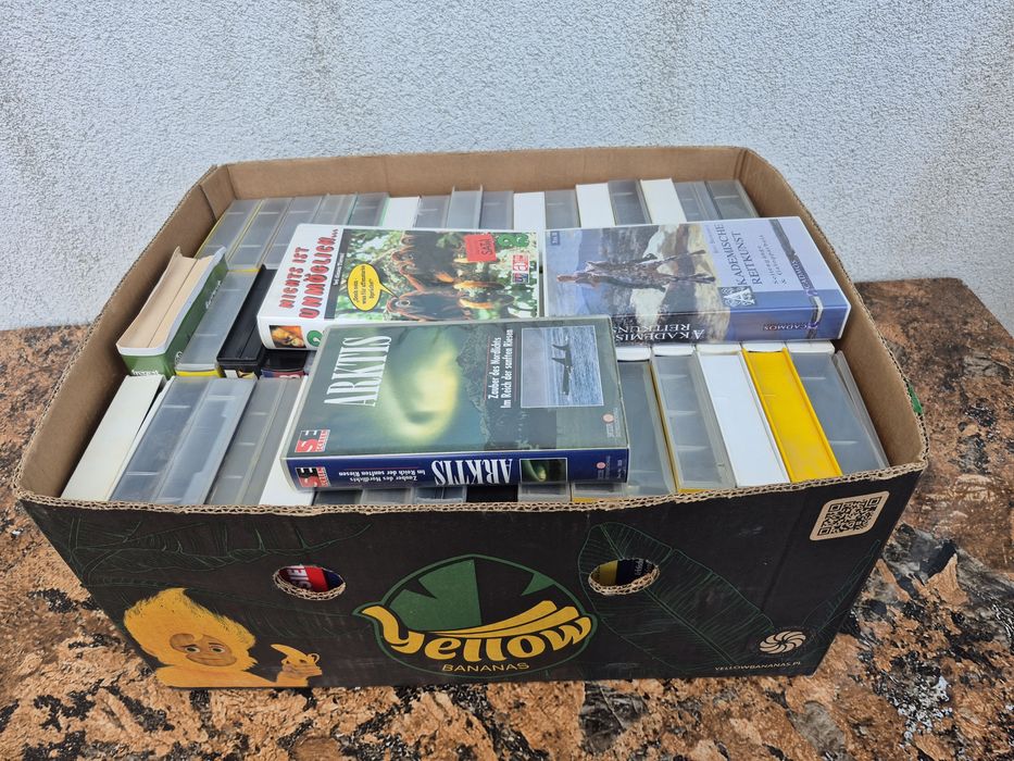 Vând 51 casete video VHS filme Documentare animale ,planete,Aerobic