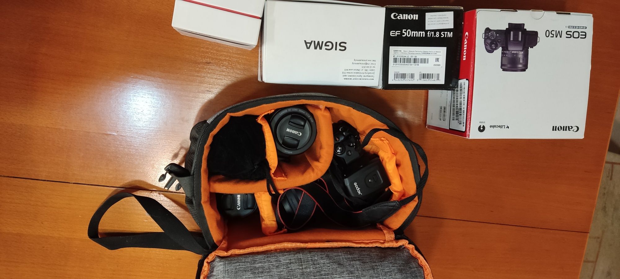 Canon EOS M50 с четири обектива и много аксесоари