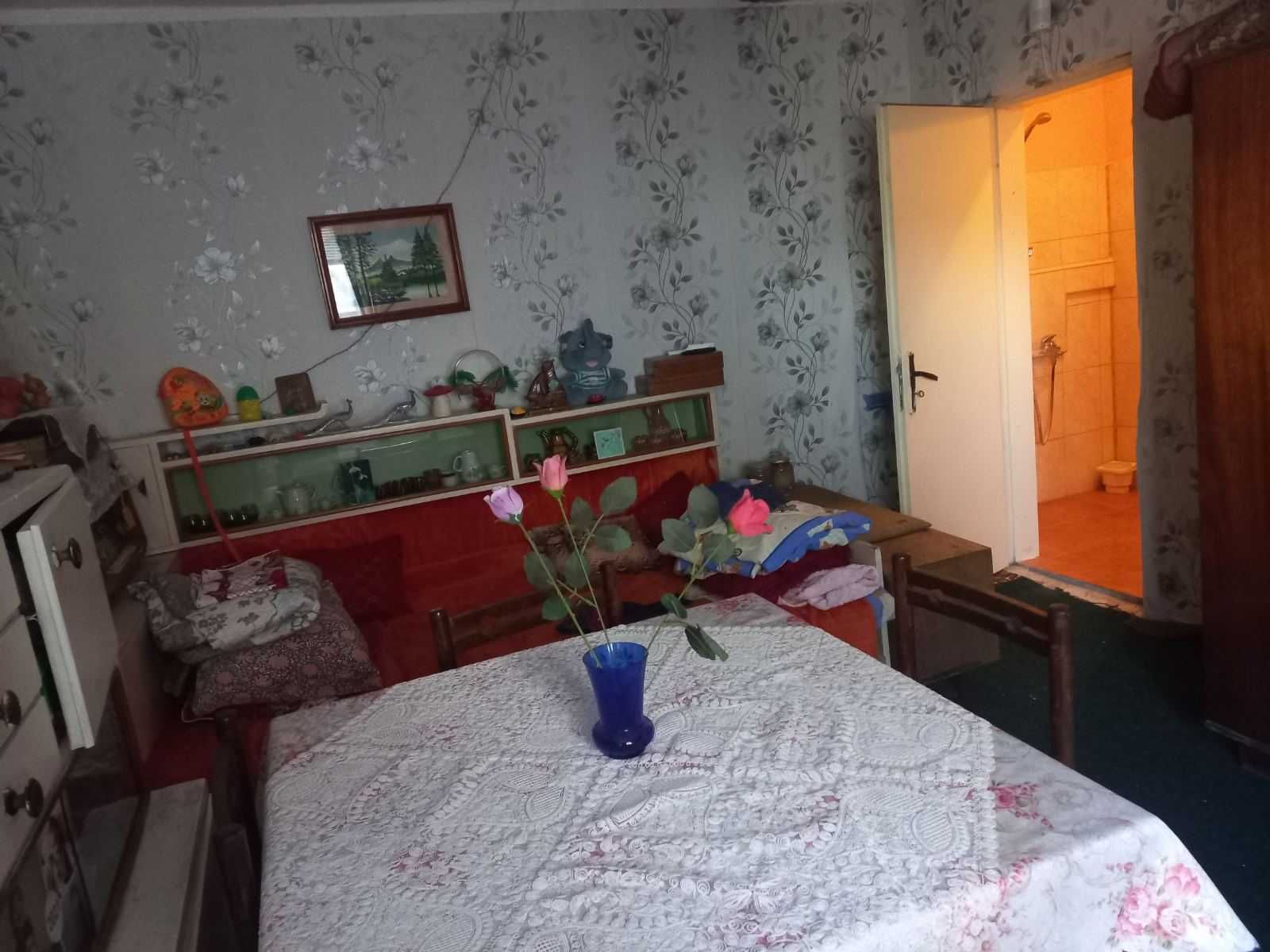 Продавам къща в идеален център с 4 стаи и два входа.