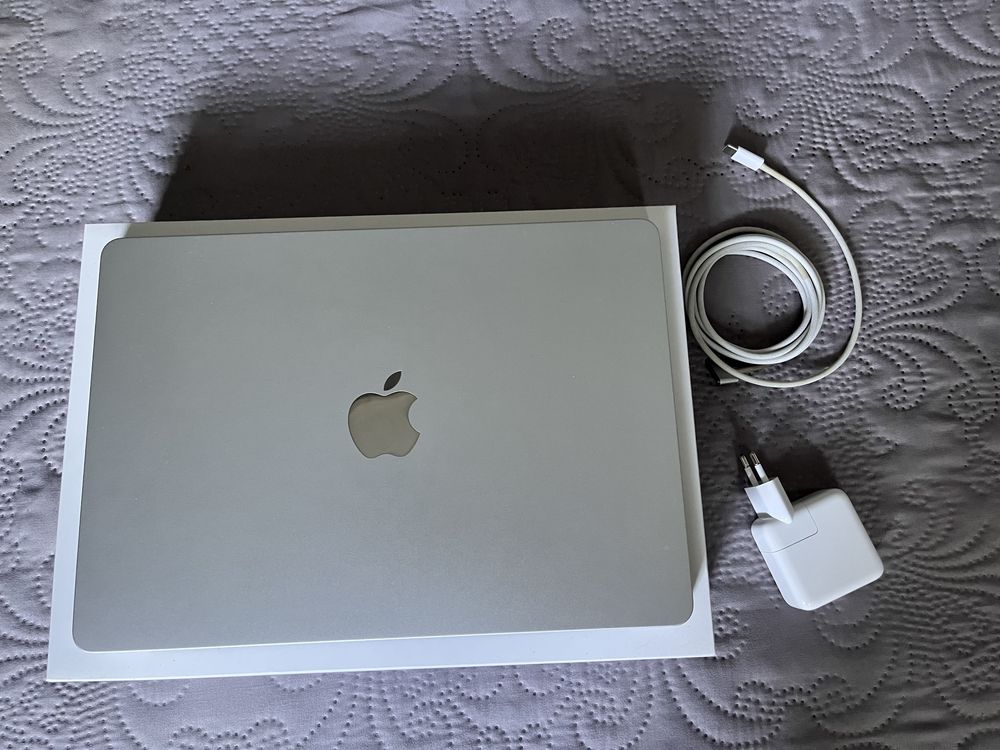 Apple MacBook Air 13 M3 chip 16GB ram 512 SSD