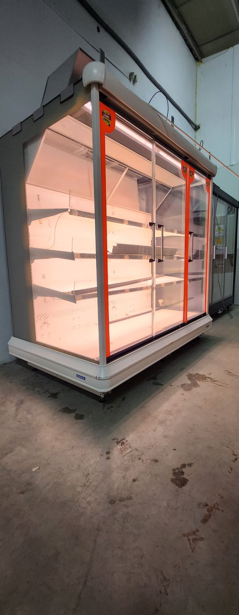 Vitrina frigorifica alimente lactate mezeluri