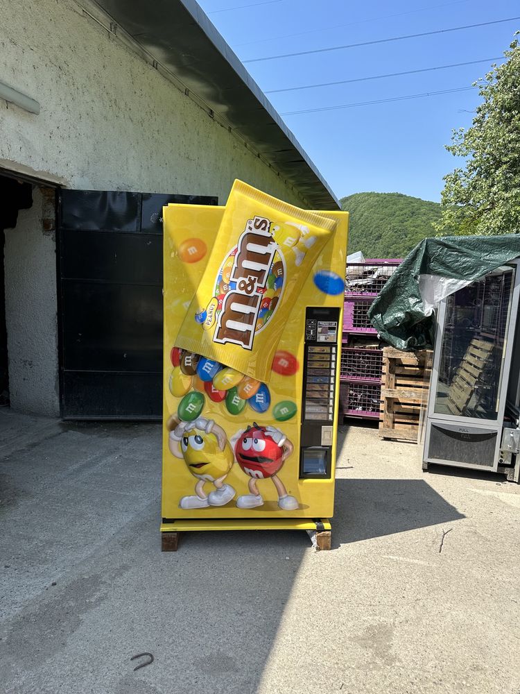 Distribuitoare vendo M&m și dulciuri