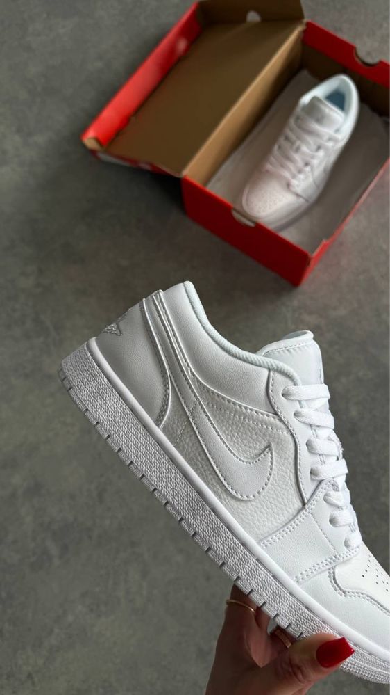 Nike Air Jordan 1 Low "Triple White"