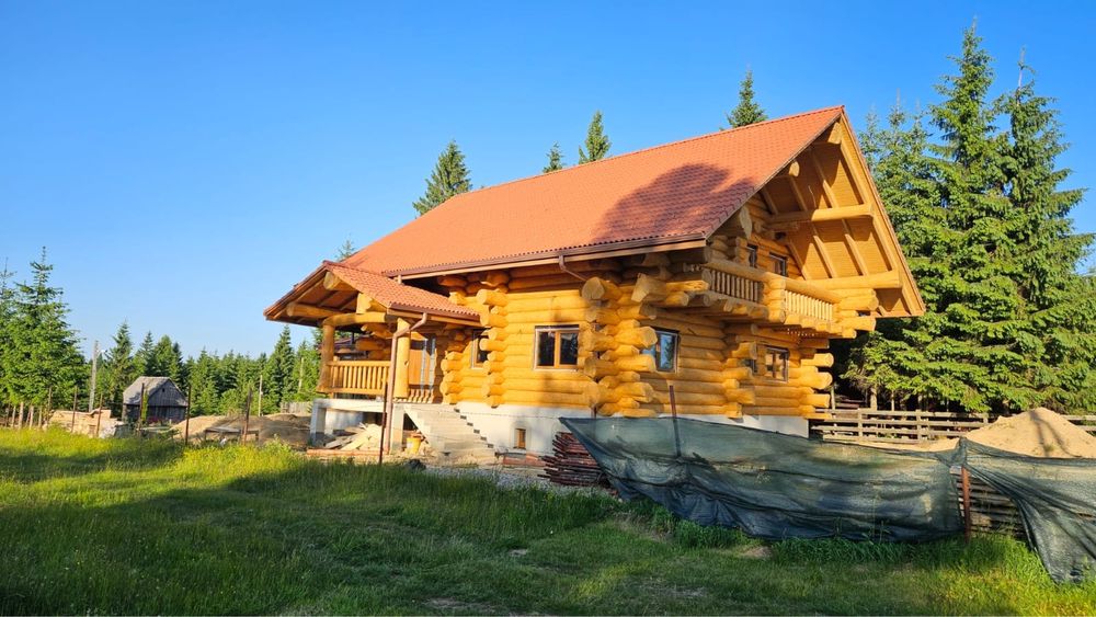 Casa cabana din bușteni