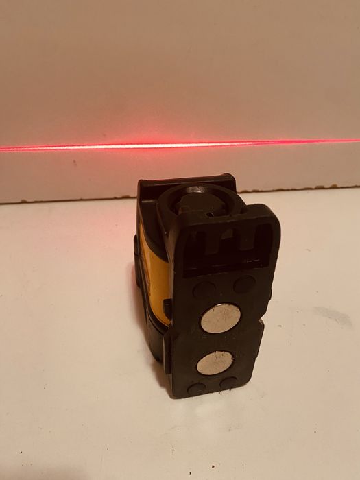 Laser dewalt DCE 088  putin fisurat