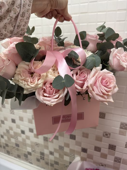 продам цветы свежие нежно розовые розы в красивой упаковке