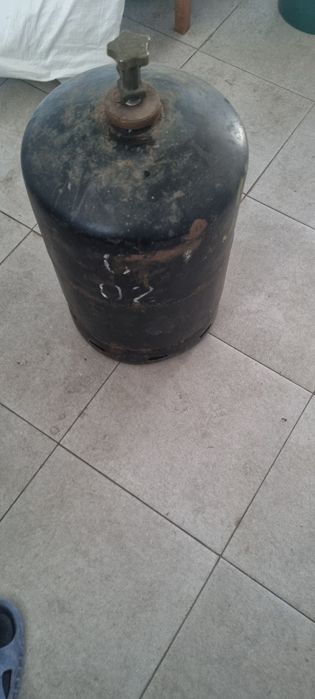 Vand butelie fară guler.