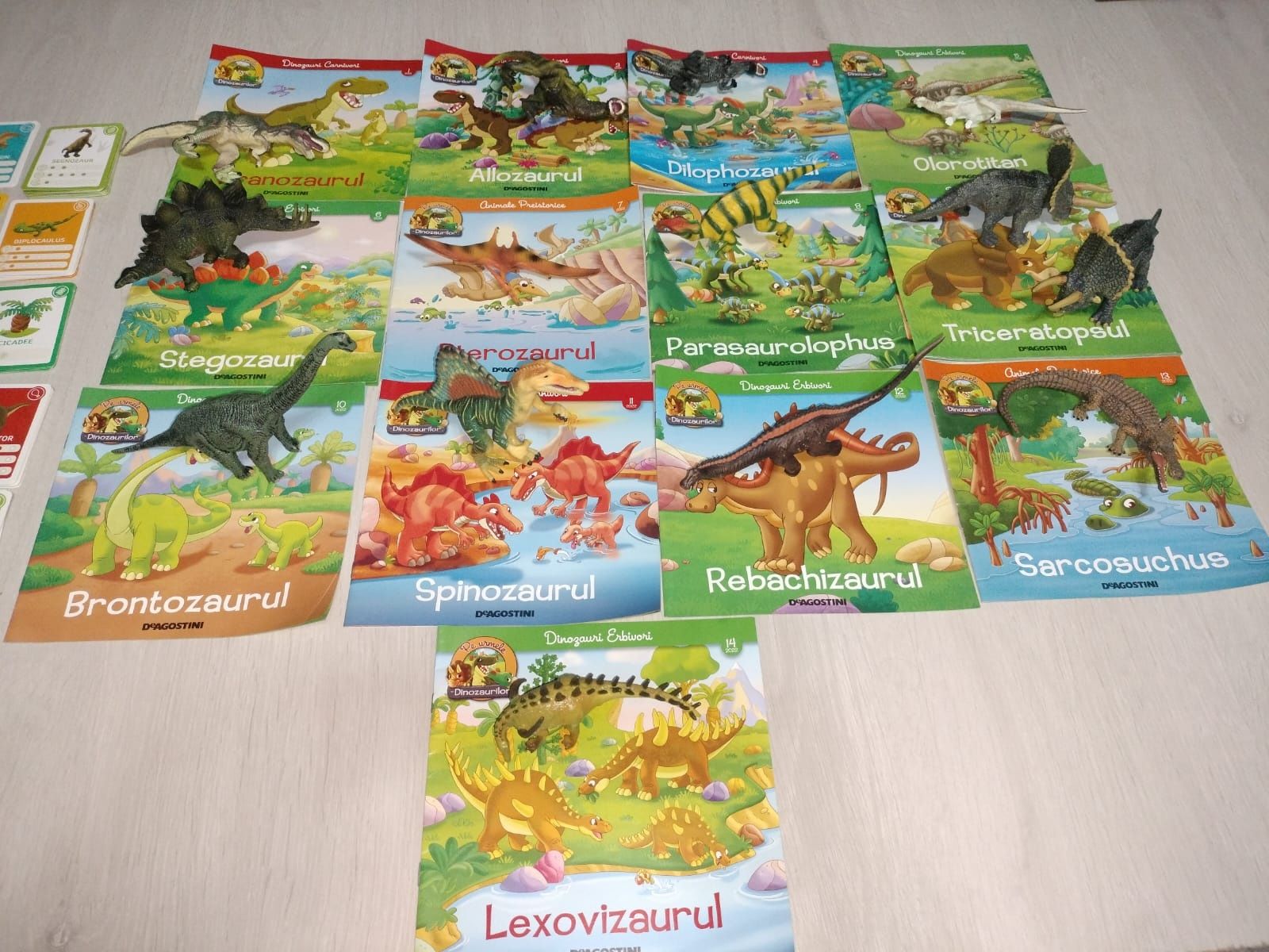 Colecție de dinozauri figurine cu reviste și cartonase de joc