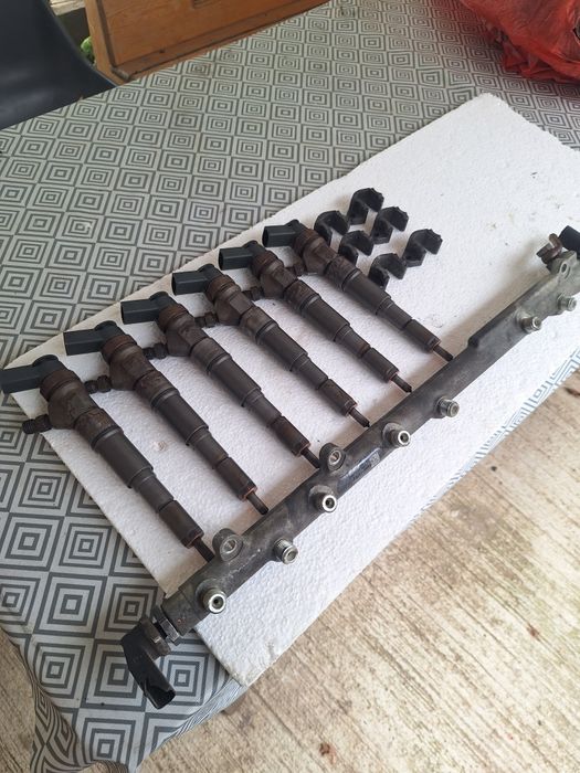 Vând injectoare cu ranpă bmw 525 177cp