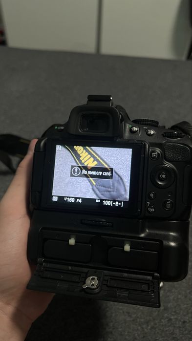 Фотоапарат Nikon D5100 с обектив 18-55мм с батериен грип и две батерии