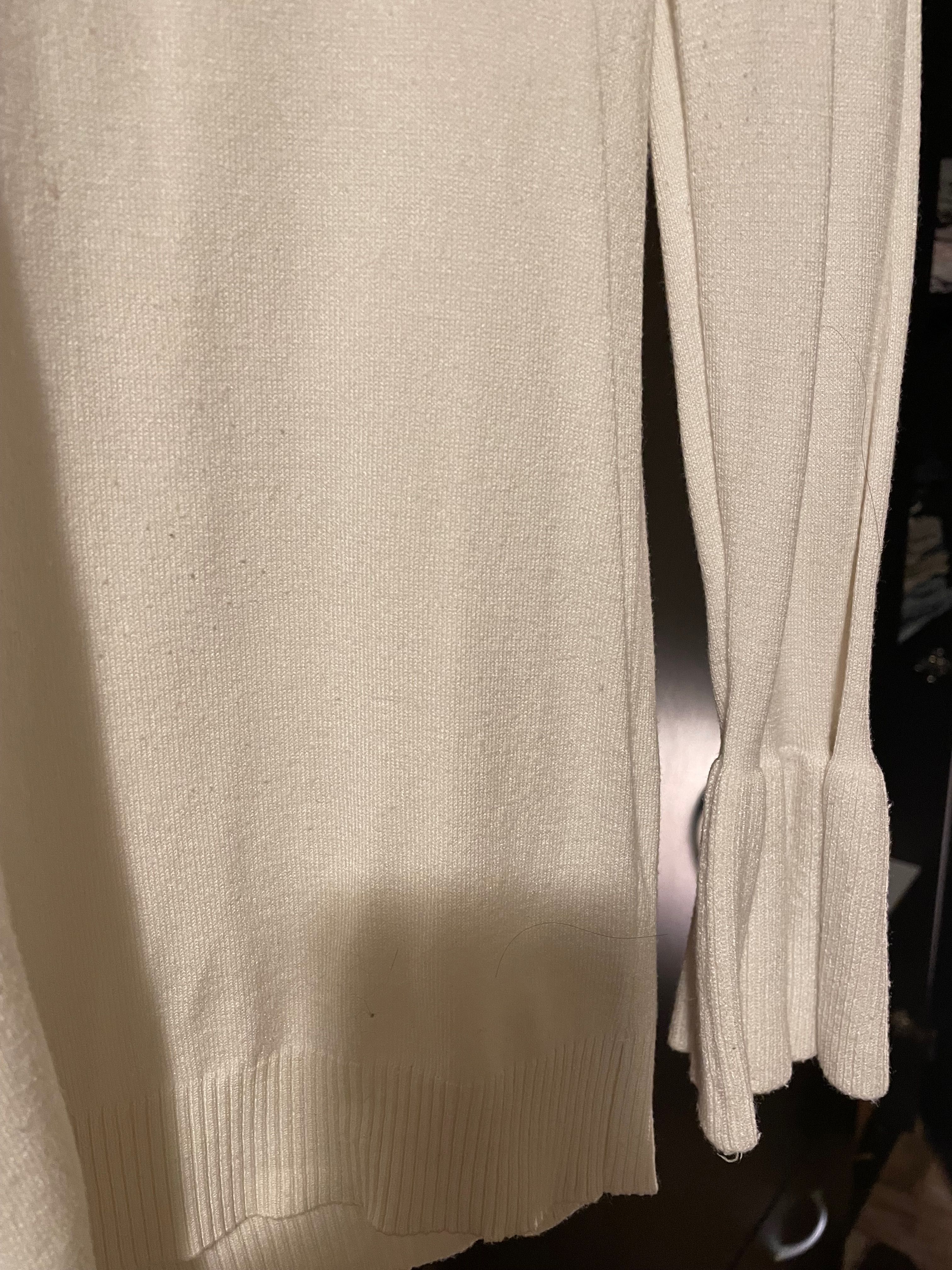 Pulover/ bluză ZARA pe alb cu guler turtleneck pe alb