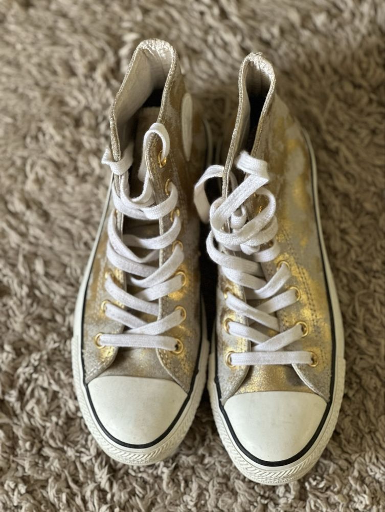 Vand tenesi Converse noi