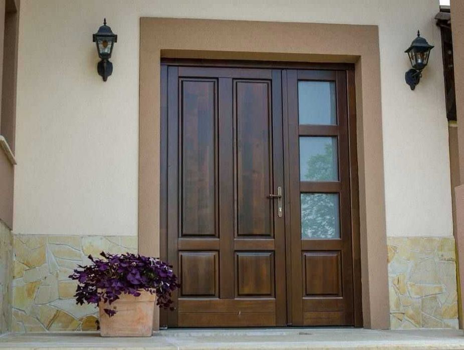 Uși de intrare din lemn premium, forme și culori personalizate