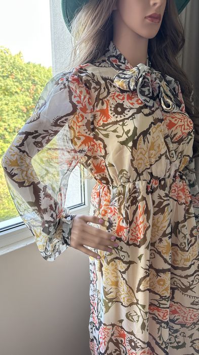 Рокля с дълги ръкави