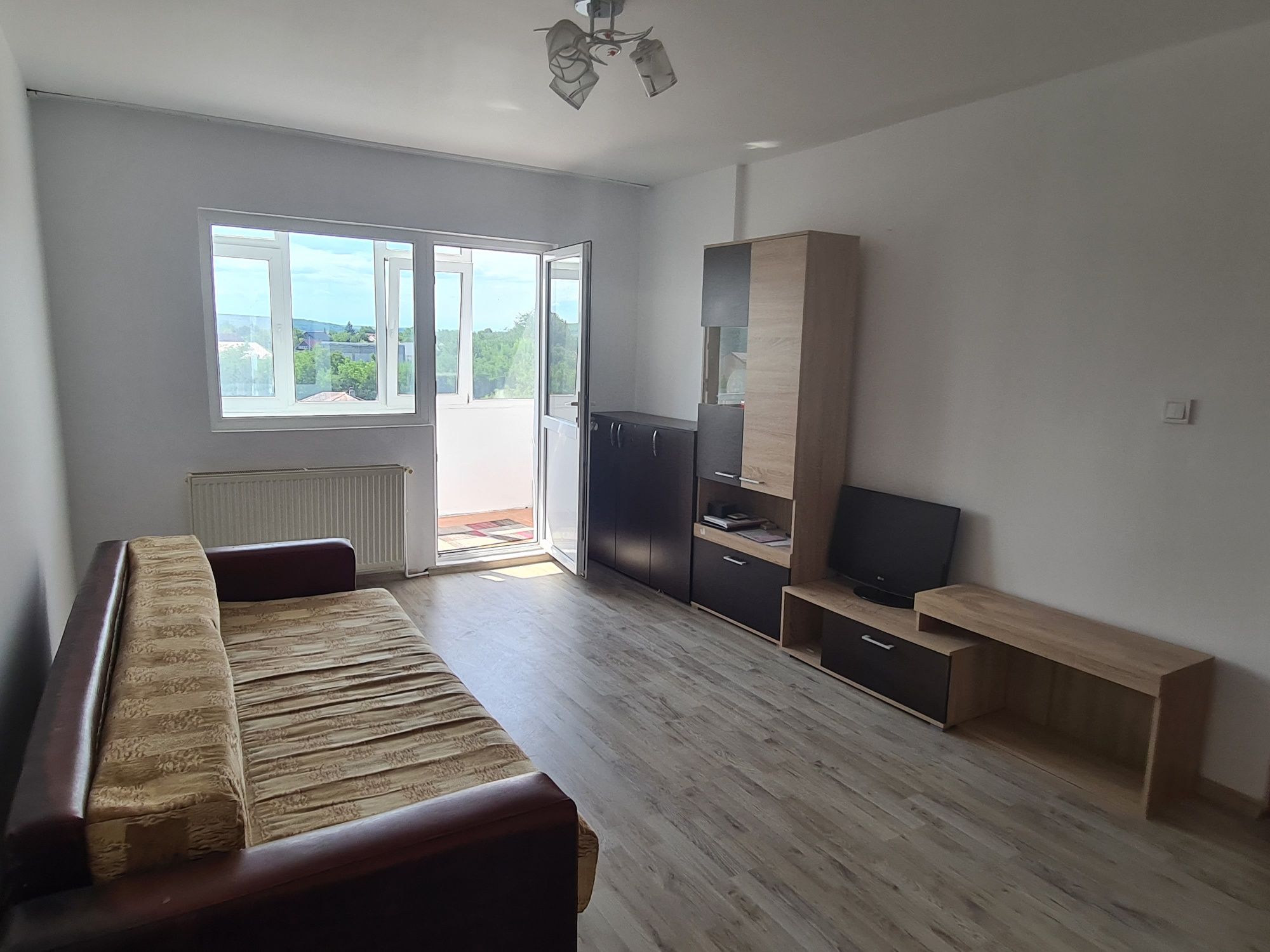 Vând apartament în Podu iloaiei 2 camere decomandat