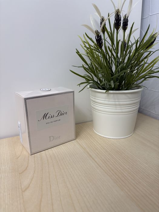 Vand Parfum Miss Dior Ideal pentru Cadou Original
