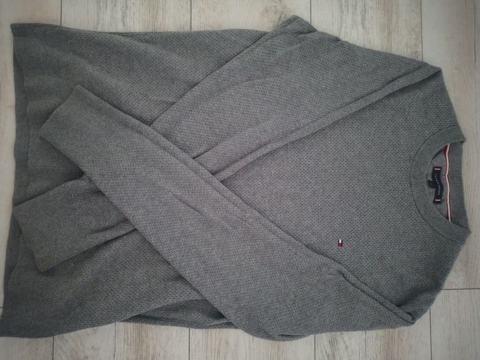 Vând pulover Tommy Hilfiger, mărimea M, culoare gri.
Model clasic, con