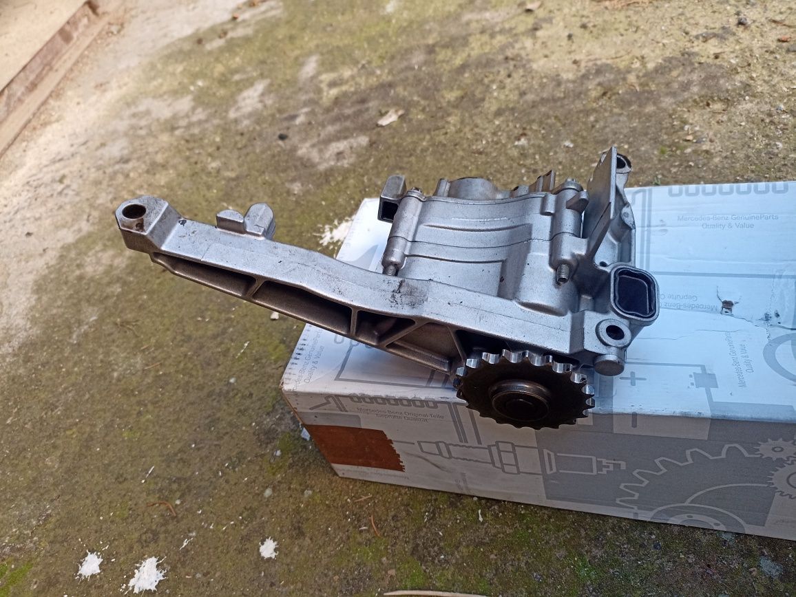 Маслена помпа за двигател OM642 Mercedes Benz