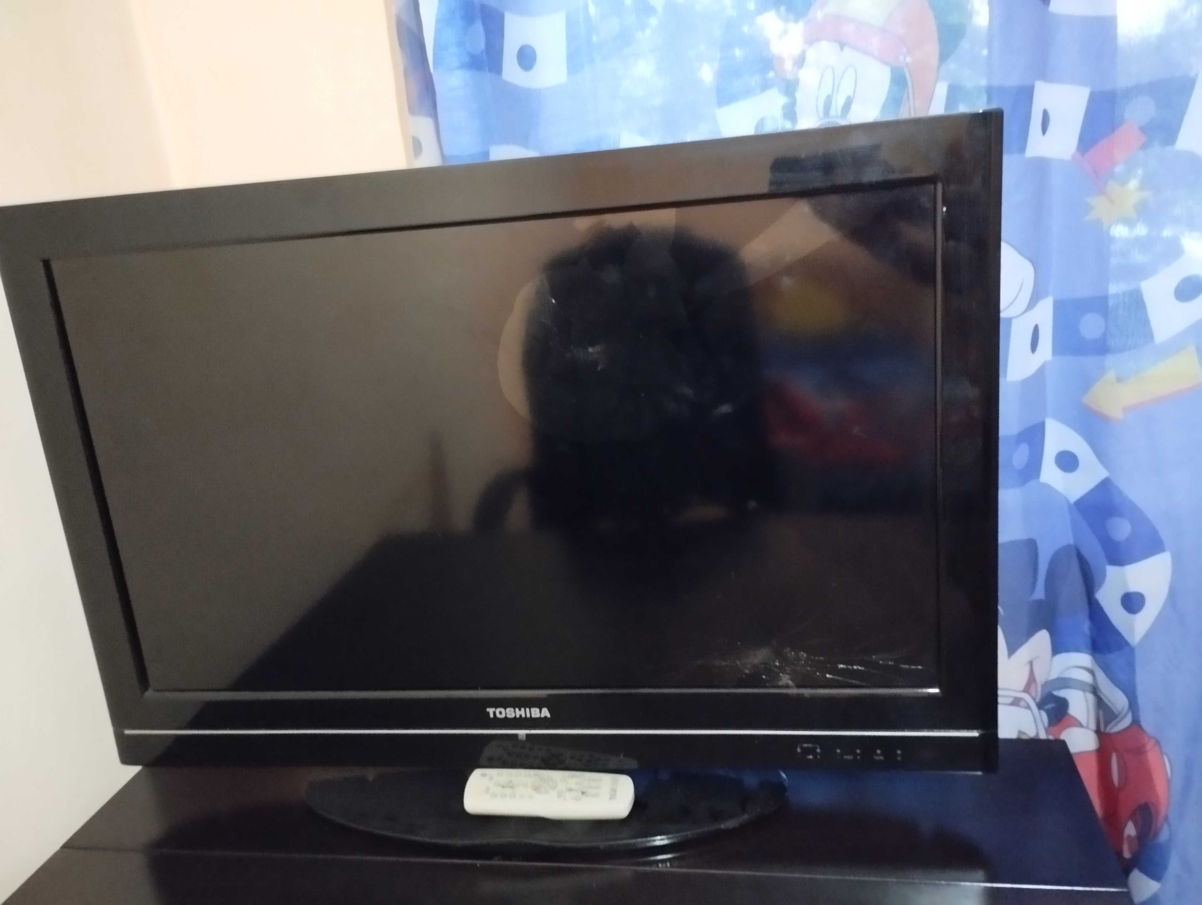 Vând TV Toshiba cu displayul spart,se vede doar jumate de ecran
