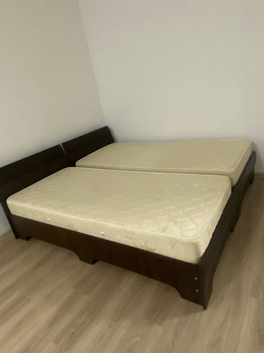 2 paturi cu lada de depozitare sub saltea
