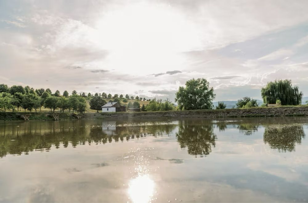 Inchiriez cabana langa lac , pescuit inclus , 6 camere .
