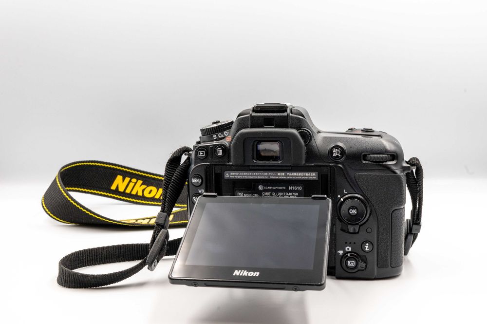 Nikon D7500 Aparat Foto DSLR Kit Obiectiv 18-140mm + 3 FILTRE