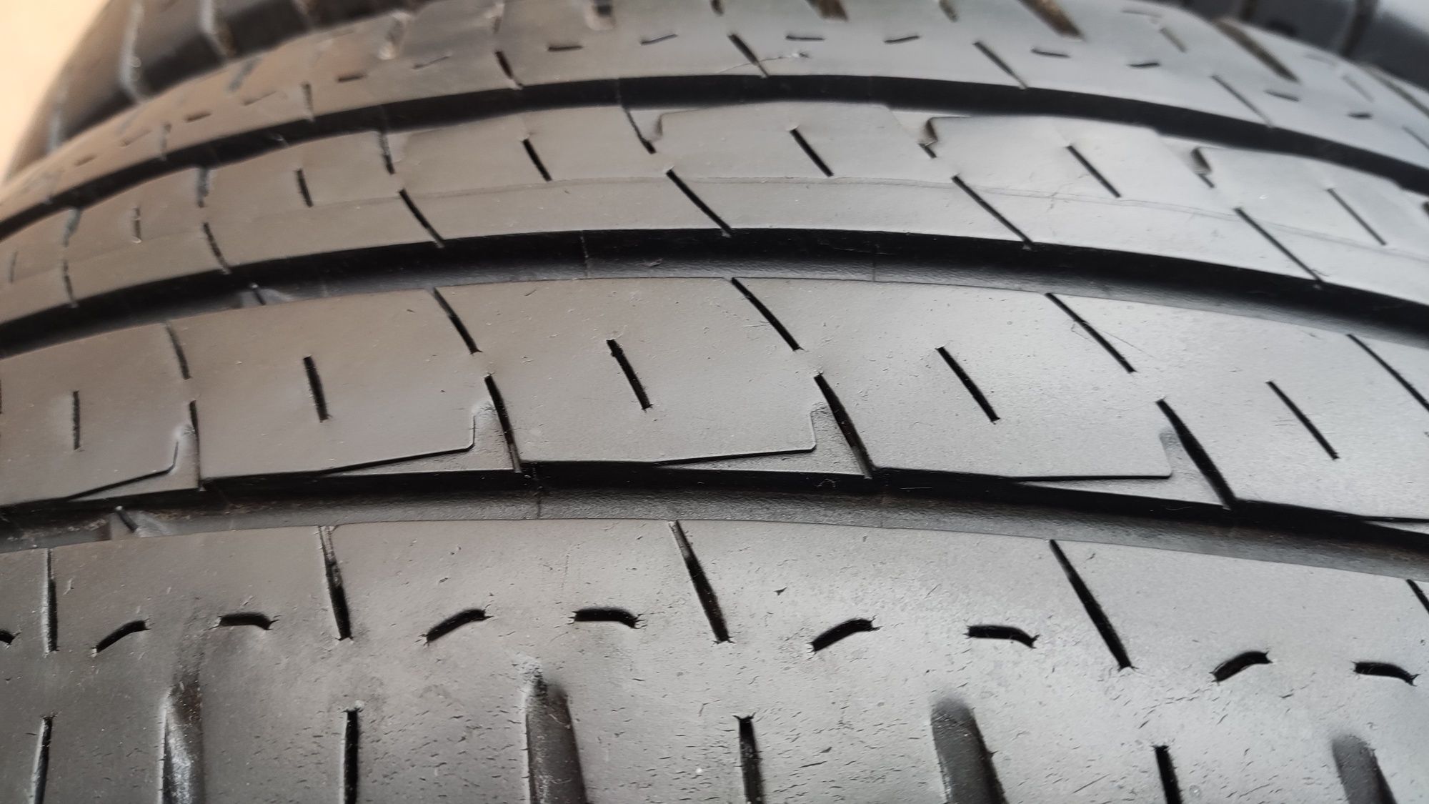 летни бусови гуми 215/65/16C Michelin Agilis 8PR
около 7мм грайфер
Доб