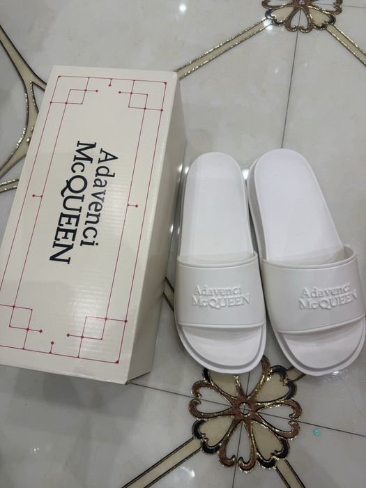 Шлепка. Тапочка белая резиновая, черная кожаная. 39 размер.