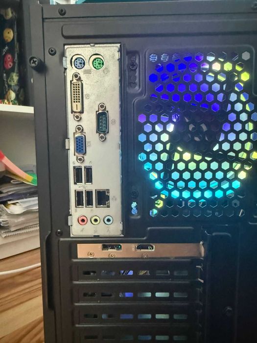 Desktop cu carcasa mid tower