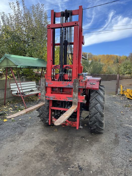 Stivuitor in tirantii tractorului cu bazin si pompa ulei