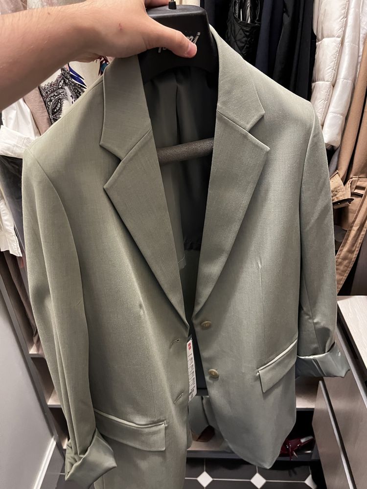 Продается зеленый костюм UniQlo