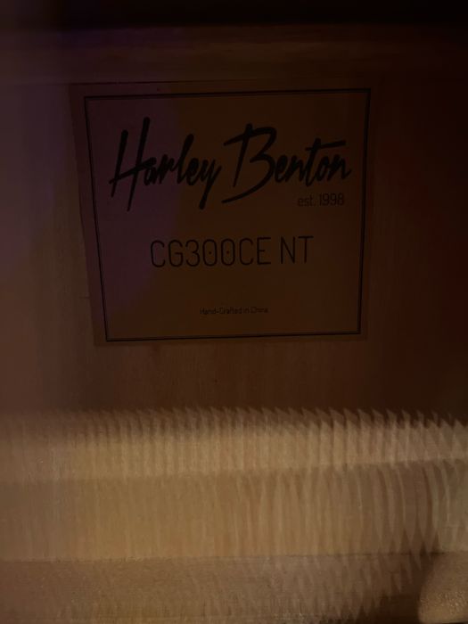 Vand chitara mai multe detali in privat