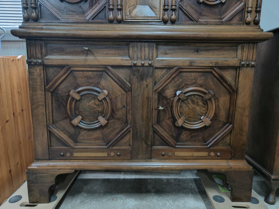 Уникален дъбов шкаф с неповторим дизайн