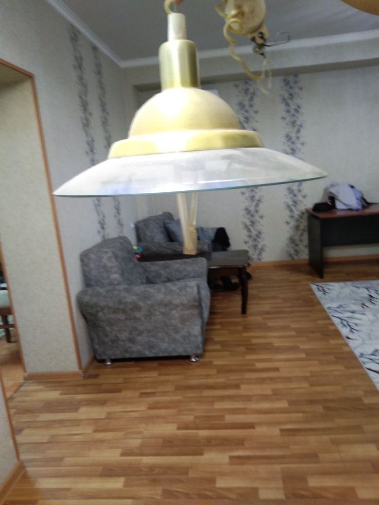 Продам люстры 3 шт