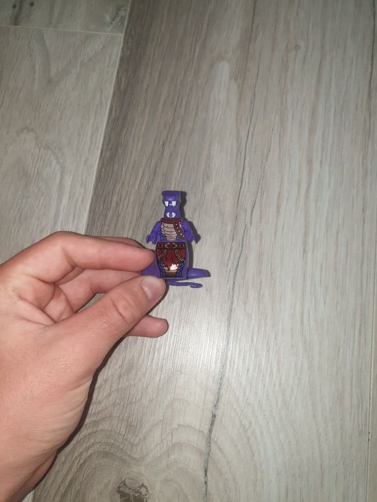 Vand minifigurine si accesorii lego