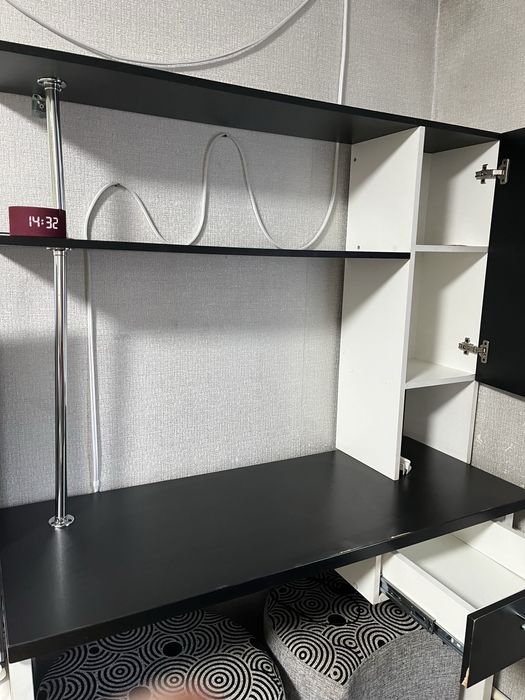 Стол с полками и шкафчиком