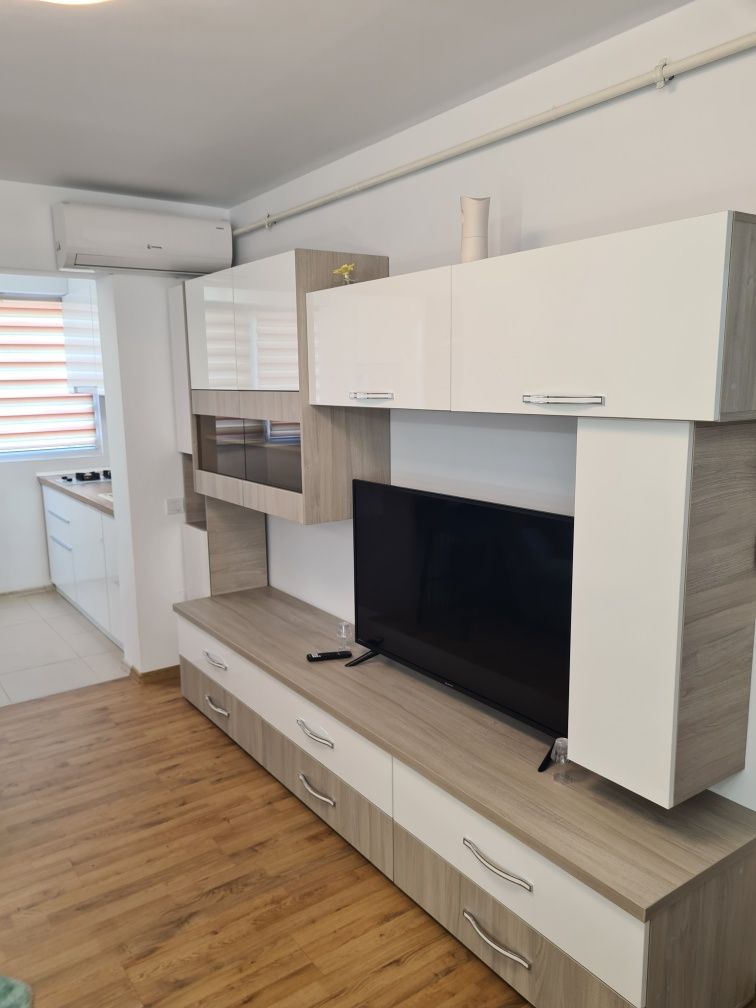 Închiriez garsoniera