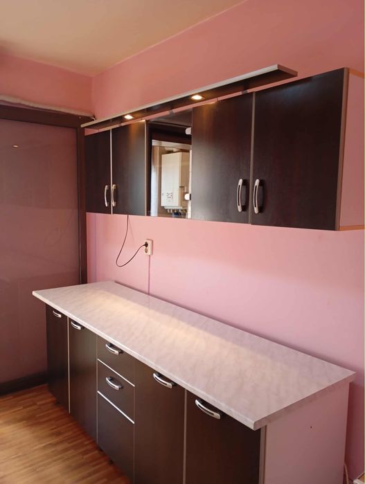 Mobila de bucatarie cu spoturi