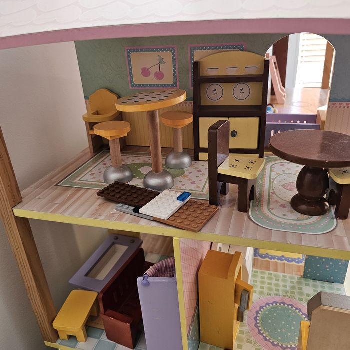 Дървена къщичка за кукли с мебелите