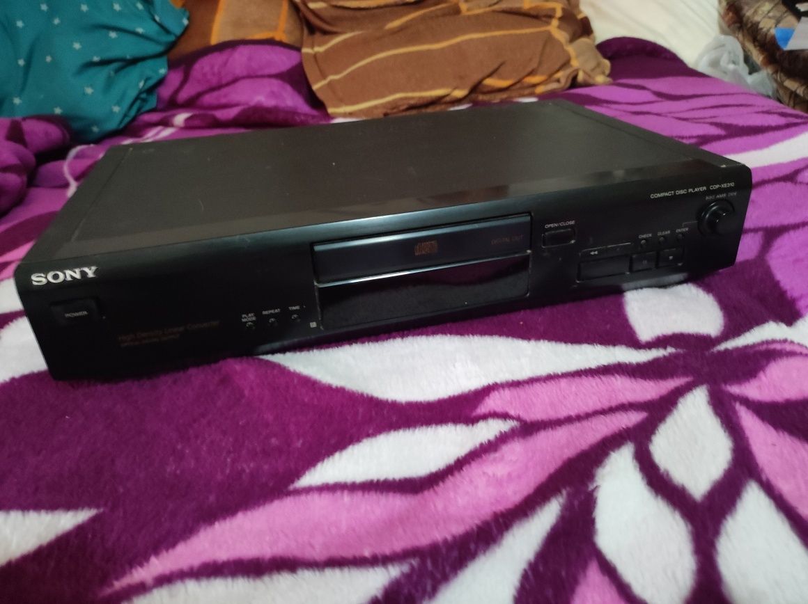 Vând compact disc player Sony