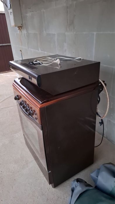 Газовая плита и вытяжка