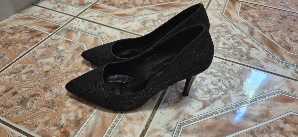 Pantofi stiletto cu toc mediu